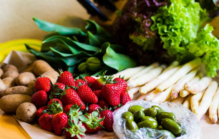 Hỗ trợ điều trị viêm thanh quản hiệu quả nhờ rau xanh và trái cây