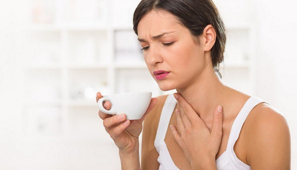 Khô rát cổ họng có liên quan đến việc hít thở qua miệng không?