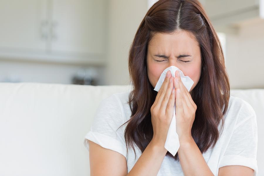Cảm lạnh hoặc cảm cúm khiến bạn bị đau họng khi nuốt