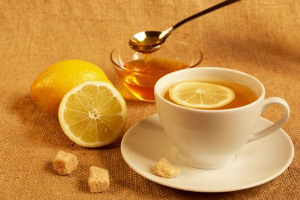 Điều trị viêm họng hạt bằng trà mật ong và chanh