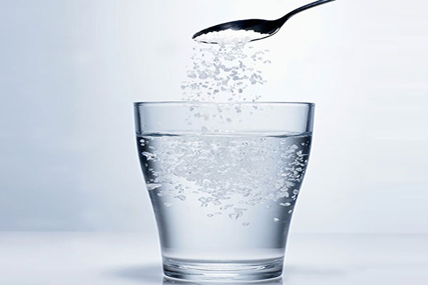  Súc miệng với nước muối giúp trị viêm họng hạt