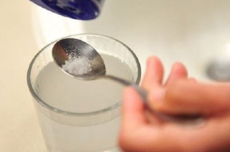 Ngậm nước muối giúp giảm nhanh khó chịu do viêm họng amidan cấp gây ra